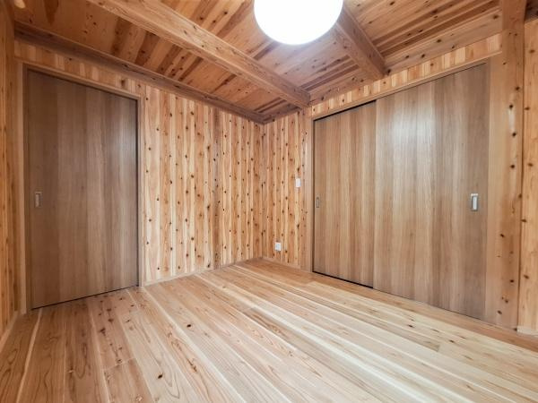 角子原二丁目　戸建ての洋室|収納スペースも確保されておりすっきりとした空間を保ちやすいです。
