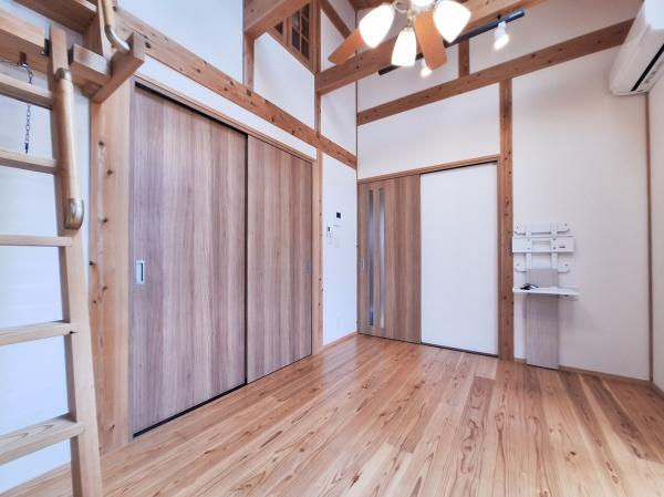 角子原二丁目　戸建ての居間・リビング|広々としたリビングは開放感のある空間が印象的です。明るいフローリングが室内を爽やかに彩ります。