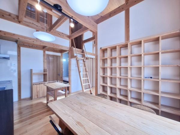 角子原二丁目　戸建ての居間・リビング|天井の木の梁が印象的なリビングです。収納が充実しており、リビング回りをすっきりと保ちやすいです。キッチンとのつながりも良好です。