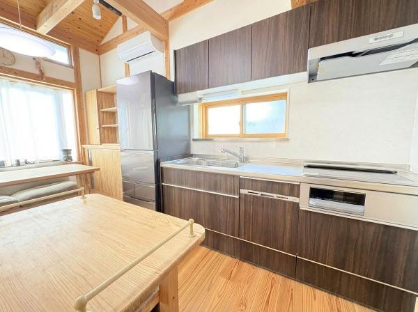 角子原二丁目　戸建てのキッチン|木目調のキッチンが印象的です。自然光が差し込む明るい空間です。収納スペースも豊富で整理しやすいです。