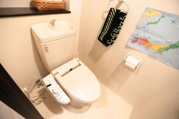 ラグジン高松西のトイレ|シンプルで落ち着いたトイレ空間です。温水洗浄便座付きで快適に利用できます。