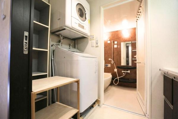 ラグジン高松西の独立洗面台|収納棚もありタオルや洗剤などの整理がしやすいです。浴室への導線がスムーズな間取りです。明るく清潔感のある空間に仕上がっています。