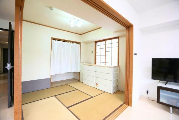 ラグジン高松西の和室|シンプルなデザインの和室は落ち着いた雰囲気が広がっています。障子窓からやわらかな光が差し込みます。畳スペースがゆったりとしており使い勝手も良好です。