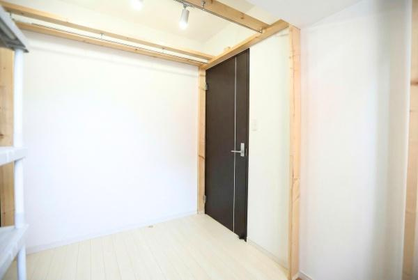 ラグジン高松西の洋室|明るい色合いの床が印象的な洋室です。クローゼットスペースが確保されており収納にも便利です。シンプルな内装でさまざまなインテリアと調和しやすい空間となっています。木目の梁がアクセントになっています。