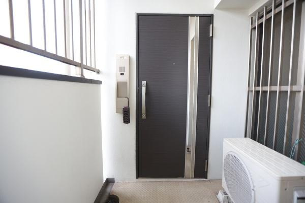 ラグジン高松西の玄関|玄関ドアはシンプルでスタイリッシュな印象です。インターホンが設置されていて安心感があります。玄関まわりはすっきりとしたデザインです。