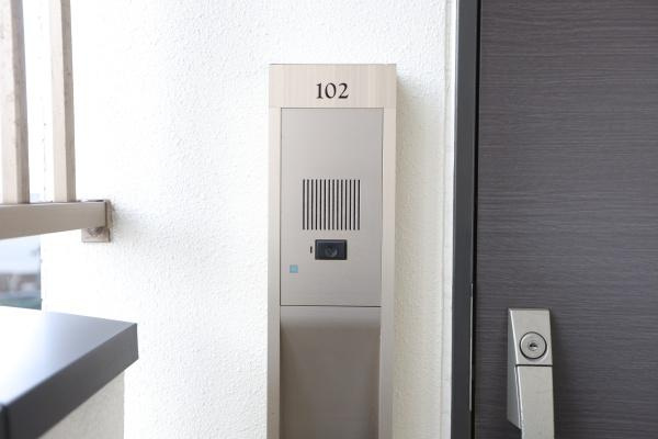 ラグジン高松西のその他|玄関横に設置されたインターホンがポイントです。訪問者の対応がしやすい配置となっています。