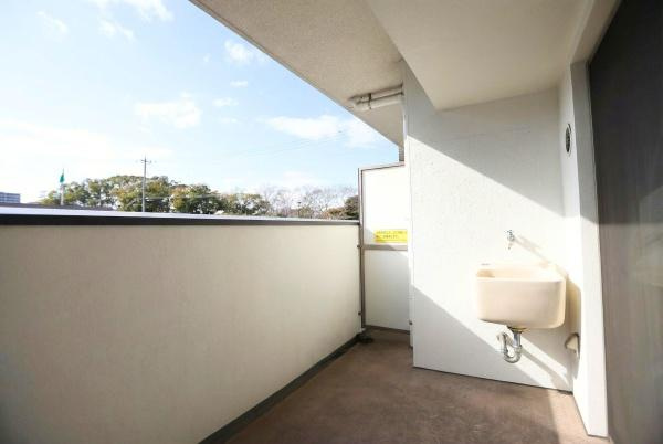 ラグジン高松西のバルコニー|広々としたバルコニーは開放感を感じられる造りです。洗濯などにも便利なスロップシンクが設置されています。十分なスペースがありシンプルで清潔感のある空間です。日当たりも良好です。