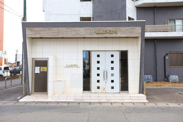 ラグジン高松西のその他|白を基調としたデザインが目を引きます。正面のガラスドアが開放感を演出しています。シンプルな造りで洗練された雰囲気です。建物前のスペースも広々としています。