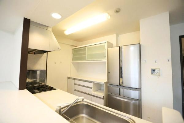 ラグジン高松西のキッチン|収納スペースが豊富なキッチンです。照明が明るく調理がしやすい空間になっています。シンクとコンロが使いやすく配置されています。