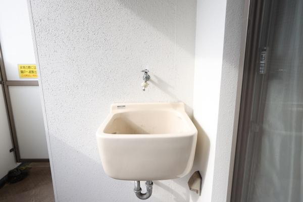 ラグジン高松西の内装|バルコニーに設置された便利なスロップシンクです。掃除や水やりなど多目的にご利用いただけます。シンプルなデザインでお手入れも簡単です。