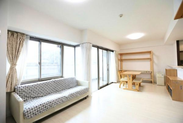 ラグジン高松西の居間・リビング|広々とした空間が広がり落ち着いた色合いのリビングです。窓が多く開放感があり風通しの良さも魅力的です。明るい日差しが差し込む空間です。