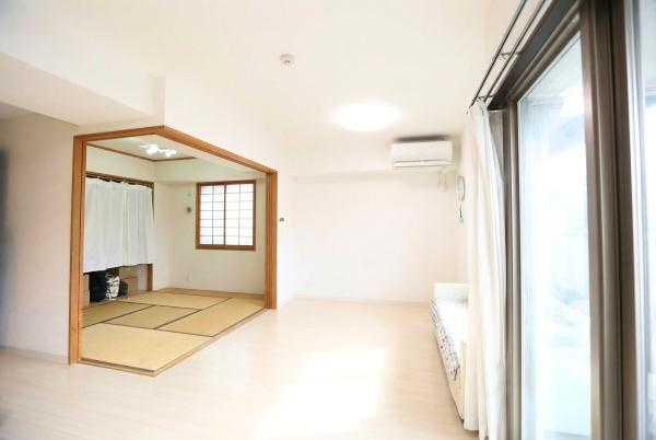 ラグジン高松西の居間・リビング|リビングは大きな窓からたっぷりと自然光が差し込み明るく開放感のある空間です。隣接する和室との一体感も特徴的です。