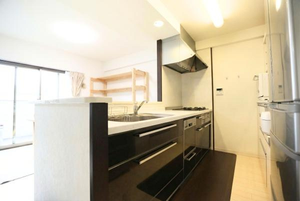 ラグジン高松西のキッチン|開放感のある明るいキッチンです。収納スペースが豊富で整理しやすい設計です。コンロやシンクも使いやすい配置となっています。清潔感あふれる内装が魅力の空間です。