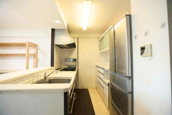 ラグジン高松西のキッチン|キッチンには収納スペースがしっかり確保されています。大きめの冷蔵庫も設置できる広さが魅力です。調理スペースがすっきりとした印象です。照明が明るく作業がしやすくなっています。