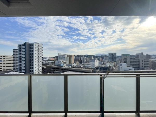 グリーンヒル大分駅前レジデンスのその他|開放感のあるバルコニーから街並みと青空を一望できる現地からの眺望です。都会的な雰囲気を感じられる景色が魅力です。