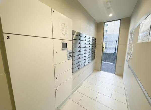 グリーンヒル大分駅前レジデンスのその他共用部分|明るく清潔感のあるエントランススペースです。宅配ボックスと郵便受けが並び便利に利用できます。床や壁はシンプルなデザインですっきりとした印象です。共用部分の管理が行き届いています。