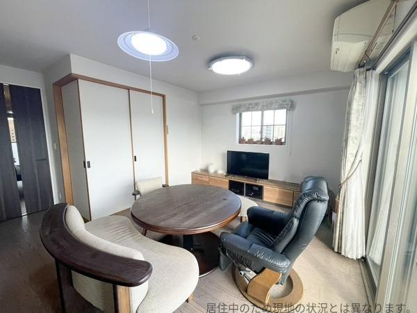 グリーンヒル大分駅前レジデンスの居間・リビング|大きな窓から光が入る明るいリビングです。シンプルで落ち着きのある内装が魅力的です。窓からの眺望も楽しめます。