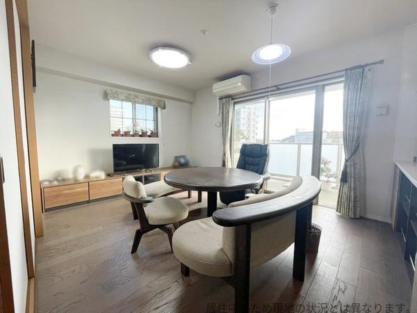 グリーンヒル大分駅前レジデンスの居間・リビング|リビングは広々とした空間が確保されており明るい自然光が差し込みます。大きな窓があり開放感のある印象です。