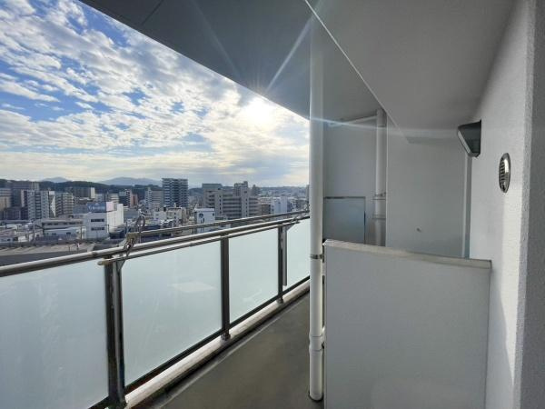 グリーンヒル大分駅前レジデンスのバルコニー|バルコニーからは遠くまで広がる景色を楽しめます。高層階ならではの眺望が魅力です。気持ちの良い日差しを感じられる空間となっています。
