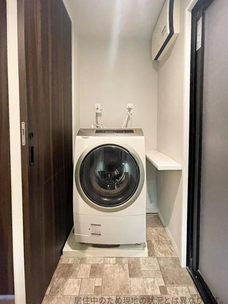 グリーンヒル大分駅前レジデンスの独立洗面台|棚も設けられており日用品の仮置きに便利です。床材がお手入れしやすい仕様となっています。