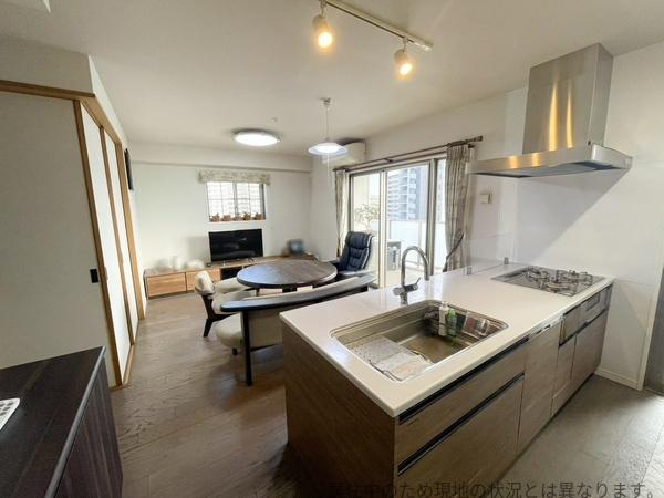 グリーンヒル大分駅前レジデンスの居間・リビング|リビングは大きな窓から自然光が差し込み明るい空間が広がります。キッチンとダイニングが一体となった使いやすい配置です。家具のレイアウトも自由に楽しめる広さがあります。