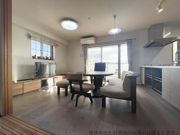 グリーンヒル大分駅前レジデンスの居間・リビング|大きな窓から豊かな光が差し込むリビングです。開放感のある室内で家具の配置も自由度が高い空間となっています。隣接するキッチンとの動線もスムーズです。バルコニーへのアクセスも良好です。