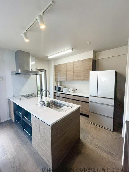 グリーンヒル大分駅前レジデンスのキッチン|ナチュラルな木目調が特徴のキッチンです。広々としたカウンターがあり開放感を感じられます。収納スペースも豊富で整理整頓がしやすい環境です。スッキリとしたデザインが空間に馴染みます。