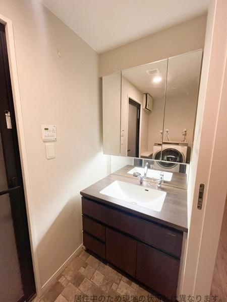 グリーンヒル大分駅前レジデンスの独立洗面台|スタイリッシュなデザインが特徴の洗面台です。鏡面収納が備わっており空間を有効に活用できます。シンプルな配色で清潔感が感じられます。