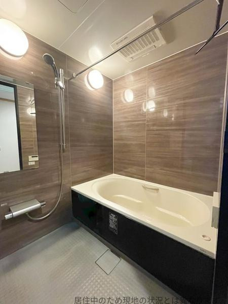 グリーンヒル大分駅前レジデンスの浴室|落ち着いた雰囲気の壁面パネルが特徴のバスルームです。浴槽は広々とした設計で毎日の入浴が快適に過ごせます。手入れがしやすい床材が採用されておりお掃除も簡単です。