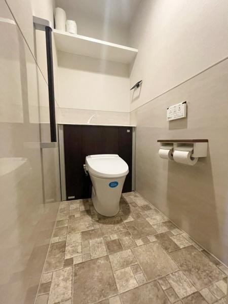 グリーンヒル大分駅前レジデンスのトイレ|清潔感のあるデザインが印象的なトイレです。床はお手入れが簡単そうな素材で安心感があります。スペースに余裕があり快適にご利用いただけます。