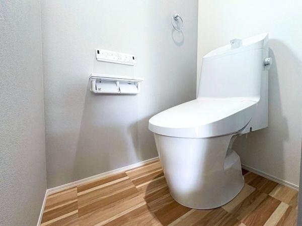 汐見二丁目　新築のトイレ|窓があり明るく換気のできるトイレです。手洗い一体型のトイレはお手入れもしやすく、使い勝手も配慮されています。