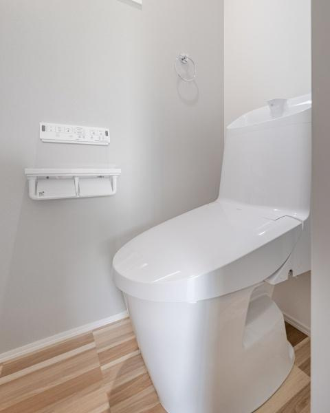 汐見二丁目　新築のトイレ|窓があり明るく換気のできるトイレです。手洗い一体型のトイレはお手入れもしやすく、使い勝手も配慮されています。