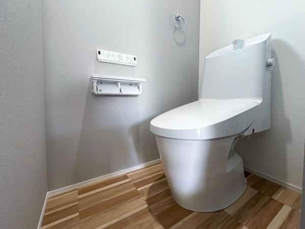 汐見二丁目　新築のトイレ|窓があり明るく換気のできるトイレです。手洗い一体型のトイレはお手入れもしやすく、使い勝手も配慮されています。