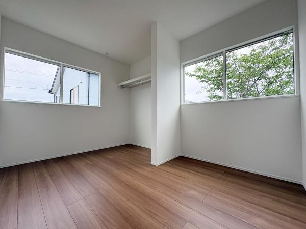 汐見二丁目　新築の洋室|大きな窓から光が差し込み室内が開放的なフローリングで、奥行きが感じられる空間構成です。オープンクローゼットでお部屋を広く使えます。