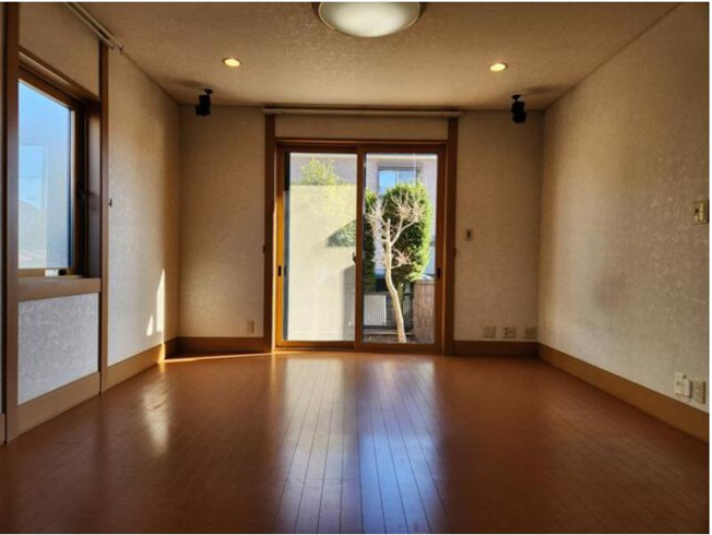 【居間・リビング】 | 龍ケ崎市藤ケ丘2丁目　中古戸建 | リビングの窓からはあたたかな日差しが差し込みます(*'▽')