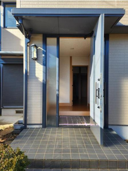 【玄関】 | 龍ケ崎市藤ケ丘2丁目　中古戸建 | 毎日「行ってきます」「ただいま」をいう玄関は明るく光が差し込みます♪