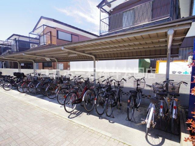 【その他共用部分】 | エスポワール上鷺 | 敷地内の屋根付駐輪場をご利用いただけます。