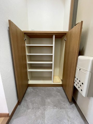 ◆２０２５年１０月リフォーム完了◆京阪本線『淀』駅徒歩４分◆収納豊富◆ディオ・フェルティ淀桂川の玄関|シューズボックス