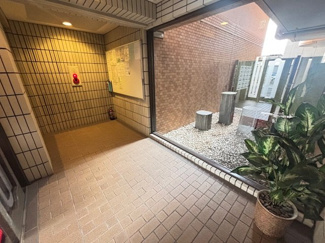 【エントランス】 | 西区西観音町【ライオンズマンション平和大通り第２】 | 落ち着いた色合いのエントランス