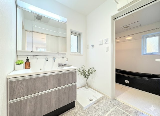 戸塚区戸塚町　中古戸建の独立洗面台|◆三面鏡裏や、シンクしたにも多数収納を備えた、広々とした洗面化粧台。窓のある明るい洗面所で毎日の身支度も気持ち良くお使い頂けます。(家具はイメージです)