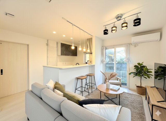 戸塚区戸塚町　中古戸建のダイニング|◆柔らかな色合いのフローリングと清潔感のあふれる白のクロスが明るい空間を創り出しているリビングダイニング。家族の集まる憩いの場にふさわしい空間。(家具はイメージです)