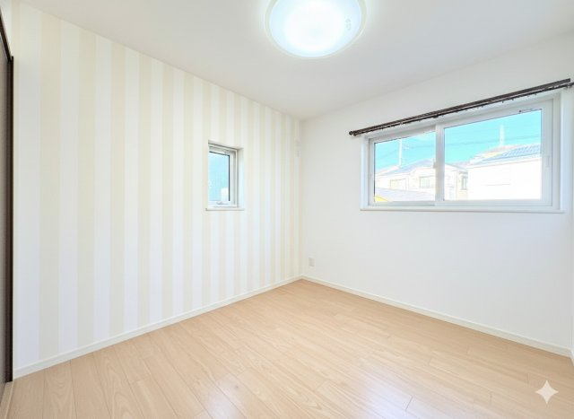 戸塚区戸塚町　中古戸建の洋室|◆子どものスタディ空間として、あるいは書斎やホビールームとして生活スタイルに合わせて使えるプライベートルーム。居心地のいい落ち着いたインテリアが似合います。