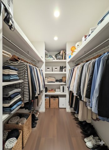 戸塚区戸塚町　中古戸建の収納|◆大容量のウォークインクローゼットがあれば、室内にタンスなどを置かなくて済み、室内がスッキリします！(家具・荷物はイメージです)
