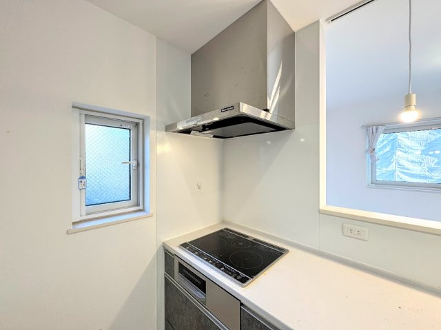 戸塚区戸塚町　中古戸建のキッチン|◆まるでカフェのようなオープンスタイルキッチンを採用。人を招きたくなるお洒落で開放感ある空間を演出します。