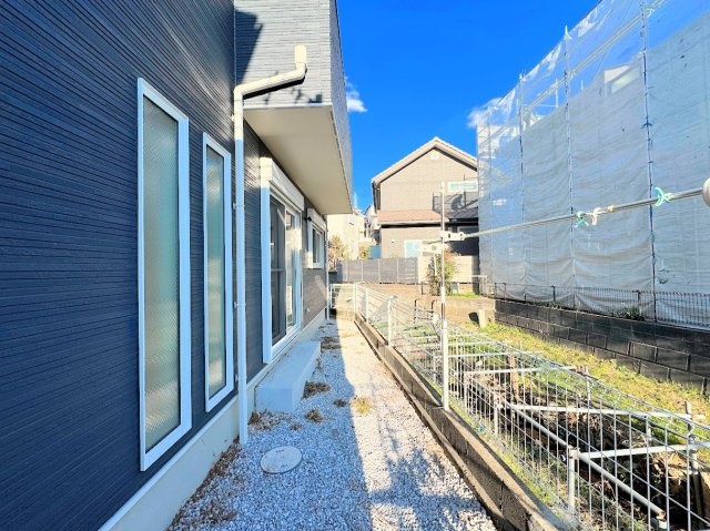 戸塚区戸塚町　中古戸建の前面道路含む現地写真|◆陽あたりの取れたお庭が本物件の特徴です。ウッドデッキやタイルテラス等、ライフスタイルに合わせて可変可能なため、夢が膨らみますね。