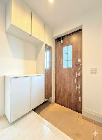 戸塚区戸塚町　中古戸建の玄関|◆玄関には大型シューズクローク！靴以外のベビーカーや子どものスポーツ用品等入れておけるシューズインクローゼットを設置しました！