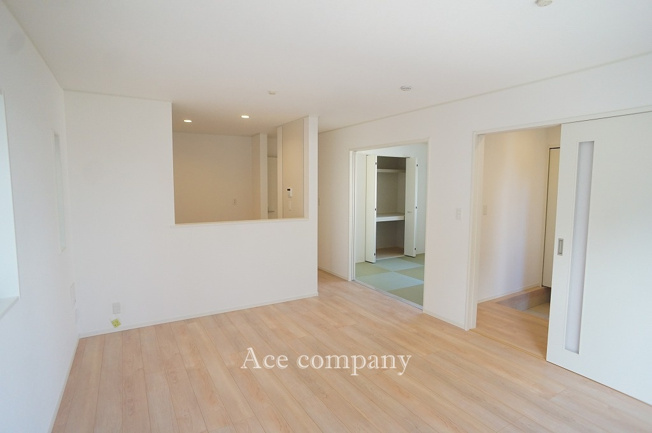 【居間・リビング】 | 八尾市新家町2丁目　【1号棟/全3棟】 | 【LDK：15帖】