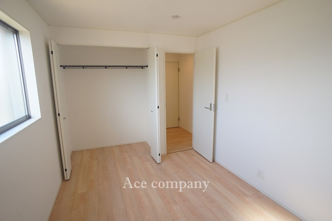 【子供部屋】 | 八尾市新家町2丁目　【1号棟/全3棟】 | 【2階：西側洋室6帖】クローゼット完備です♪