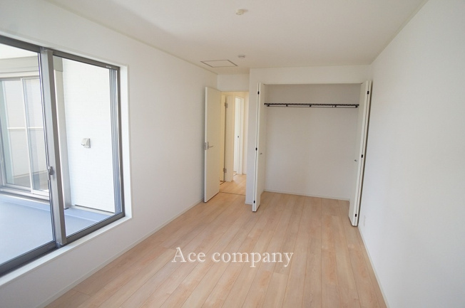 【寝室】 | 八尾市新家町2丁目　【1号棟/全3棟】 | 【2階：洋室7.7帖】】バルコニーに出入りできます☆クローゼット完備です♪