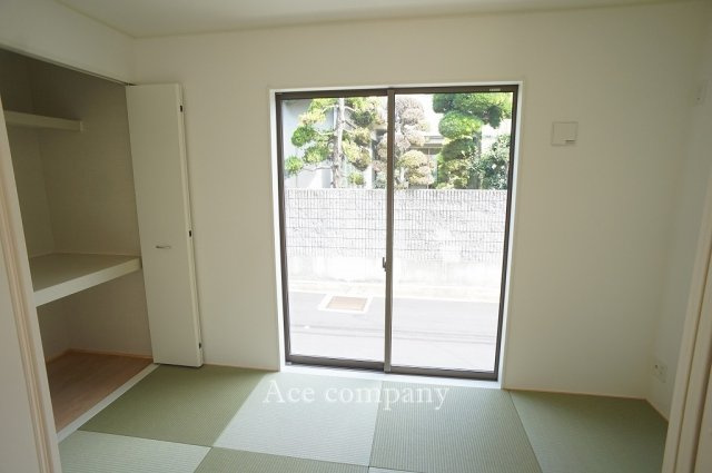 【内装】 | 八尾市新家町2丁目　【2号棟/全3棟】 | 【1階：和室4帖】大きな窓付き☆押し入れ完備です♪